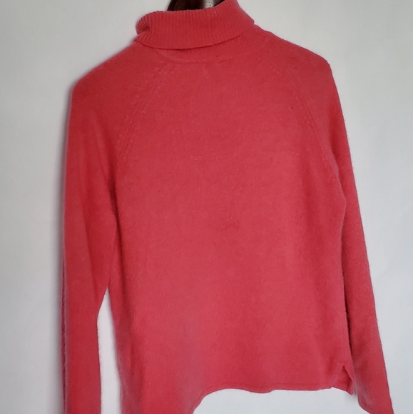 Jeanne Pierre Turtleneck - Picture 5 of 9